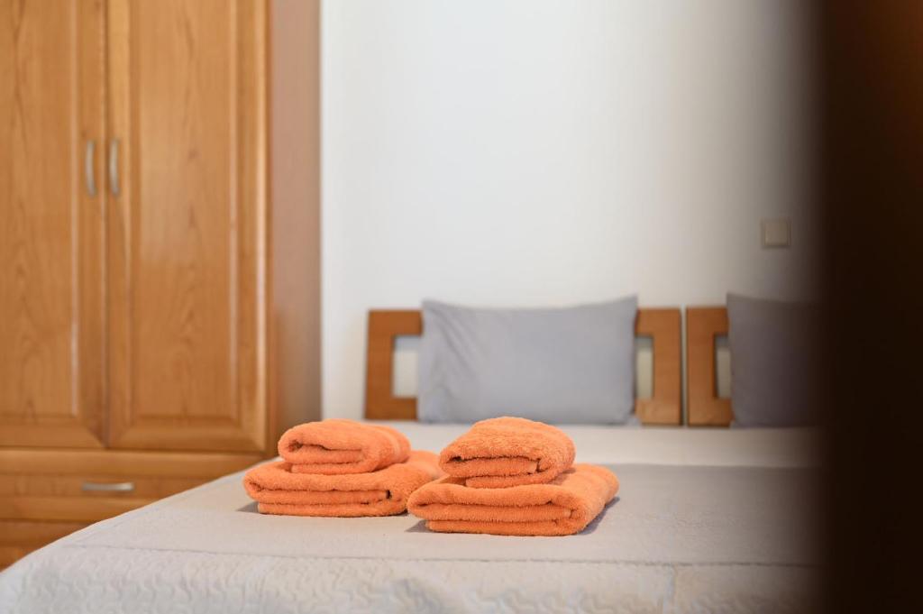 A bed or beds in a room at Guesthouse Agnandi