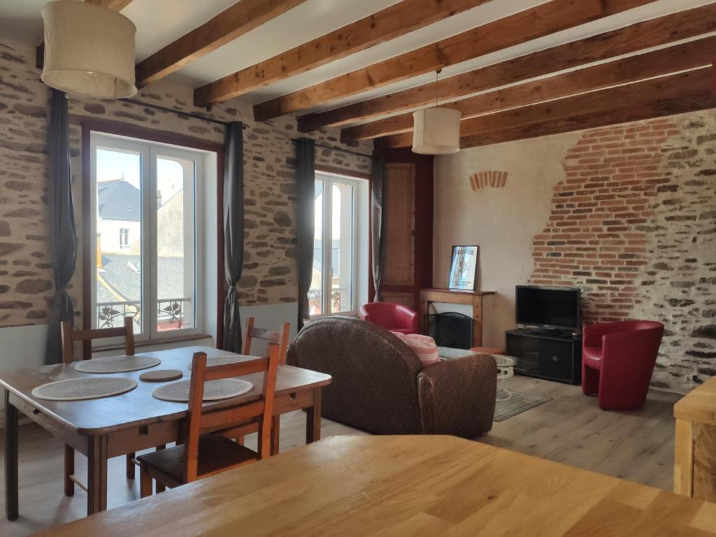 un salon avec une table et un canapé dans l'établissement Duplex à 200m du Port d'arrivé, au Palais