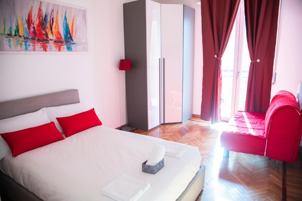 una camera da letto con un letto e una sedia rossa di Strambio28 a Milano