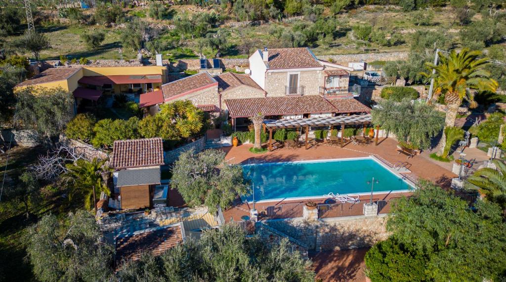 una vista aérea de una casa con piscina en Le Cese, en San Giovanni Rotondo