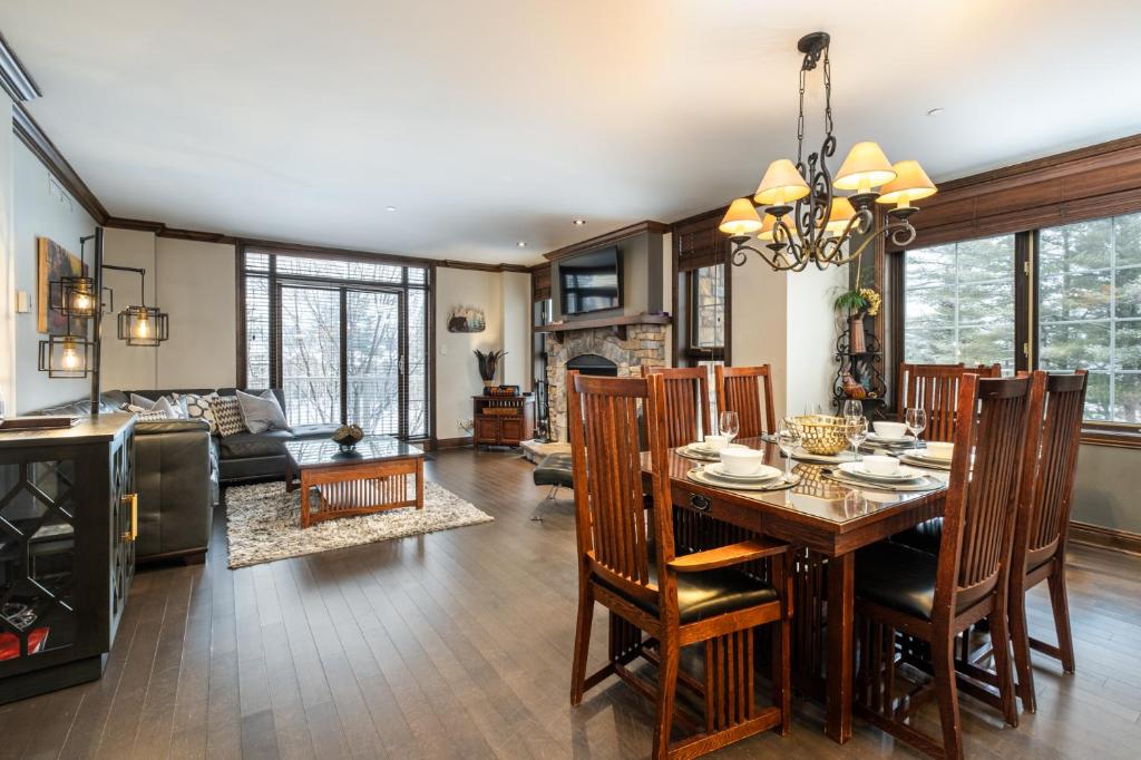 uma sala de jantar e sala de estar com mesa e cadeiras em Tremblant Prestige-Bondurant 95-10 em Mont-Tremblant