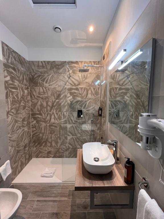 Koupelna v ubytování LH Hotel Lloyd Roma