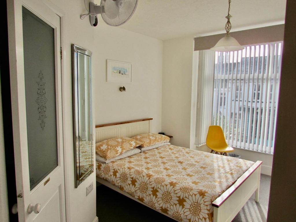 1 dormitorio con cama y ventana en Westward B&B, en Newquay