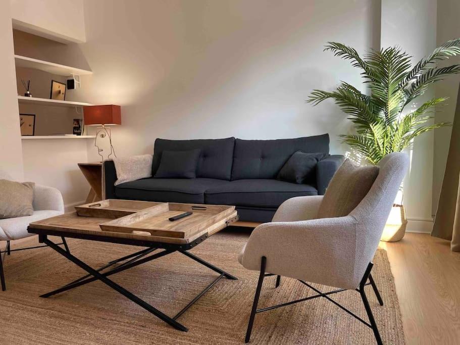 sala de estar con sofá y mesa de centro en Luxe Home Centro de Vigo YBH35, en Vigo