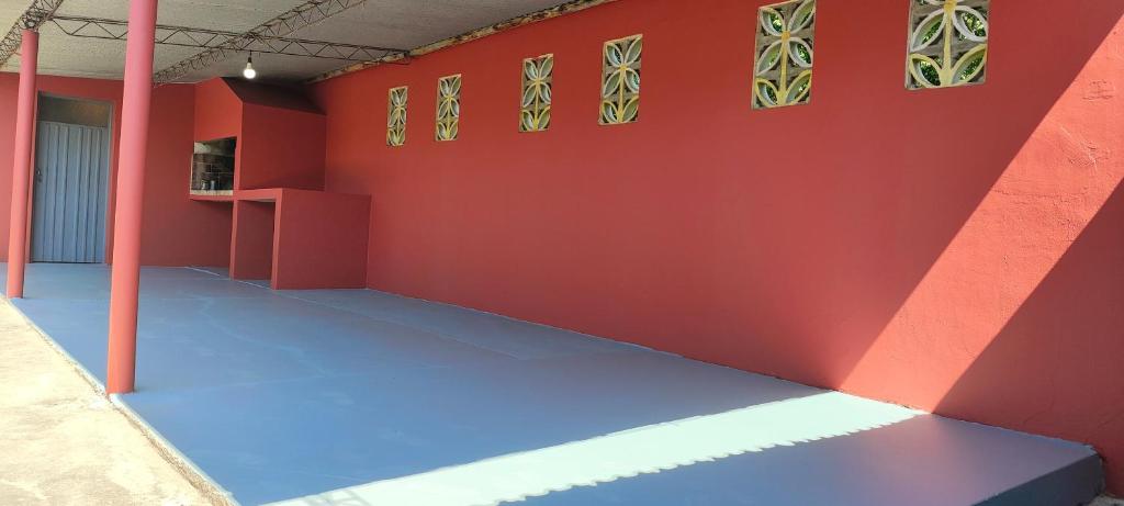 an empty room with red walls and blue floors at Departamento Bienestar Termas in Federación