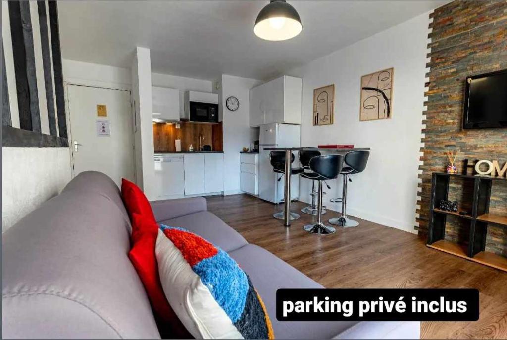 ein Wohnzimmer mit Couch und Küche in der Unterkunft Les conviviales Quartier théâtre gare in Sète