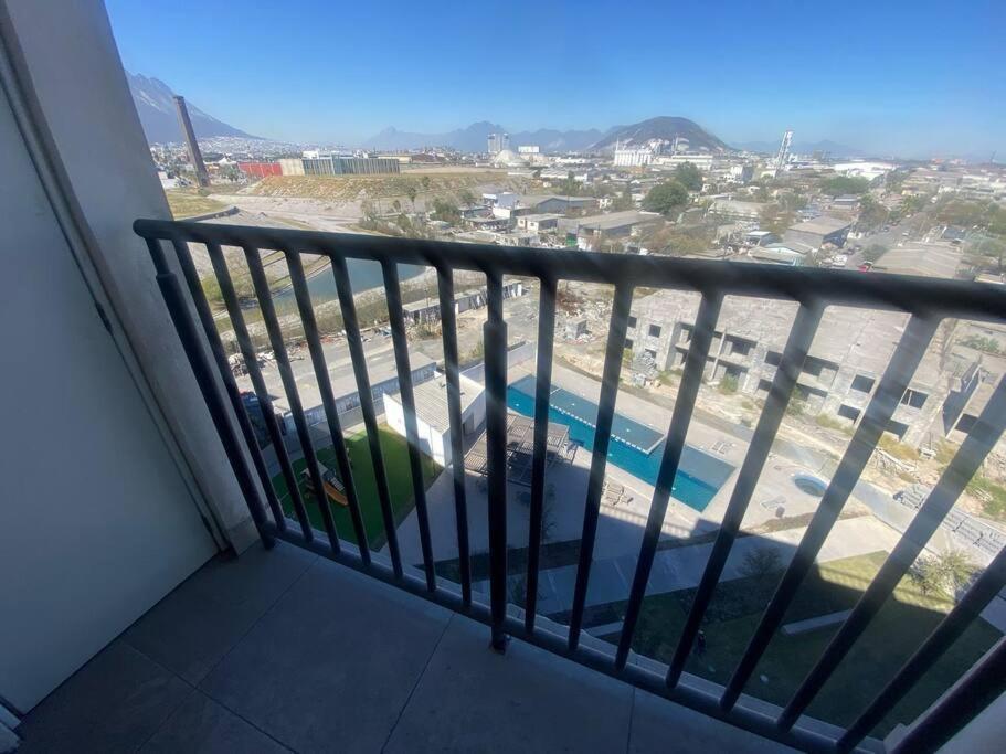 balcón con vistas a la piscina en Bonito departamento en zona centrika, en Monterrey