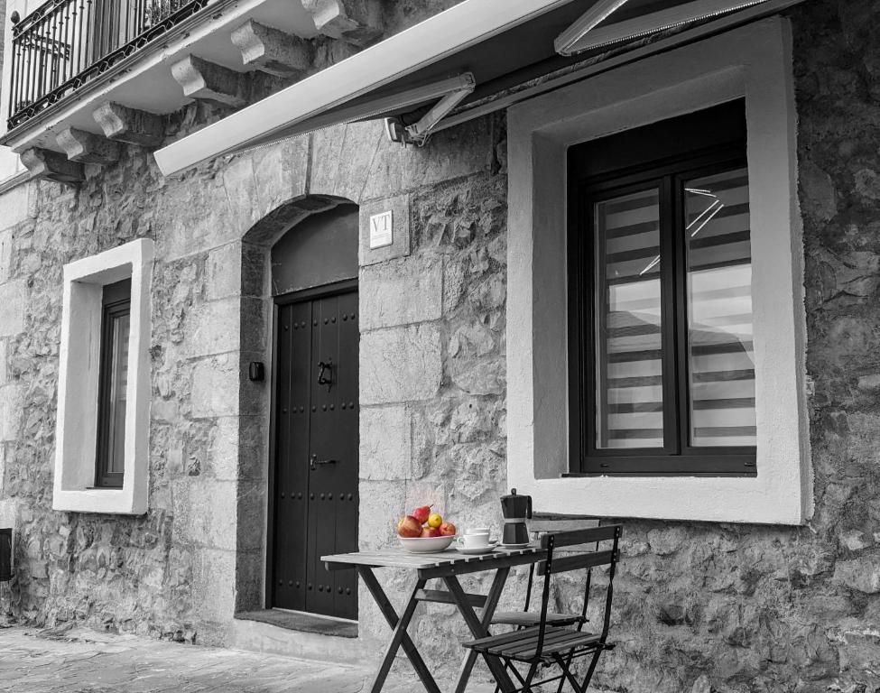 una mesa con un bol de fruta junto a un edificio en Elantxobe Plaza VT, en Elanchove
