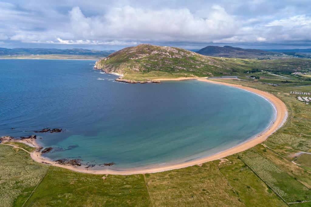 Ett flygfoto av Donegal Staycations