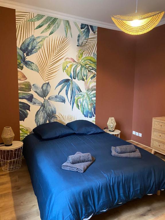 una camera con letto blu e murale di L'évasion Havraise a Le Havre