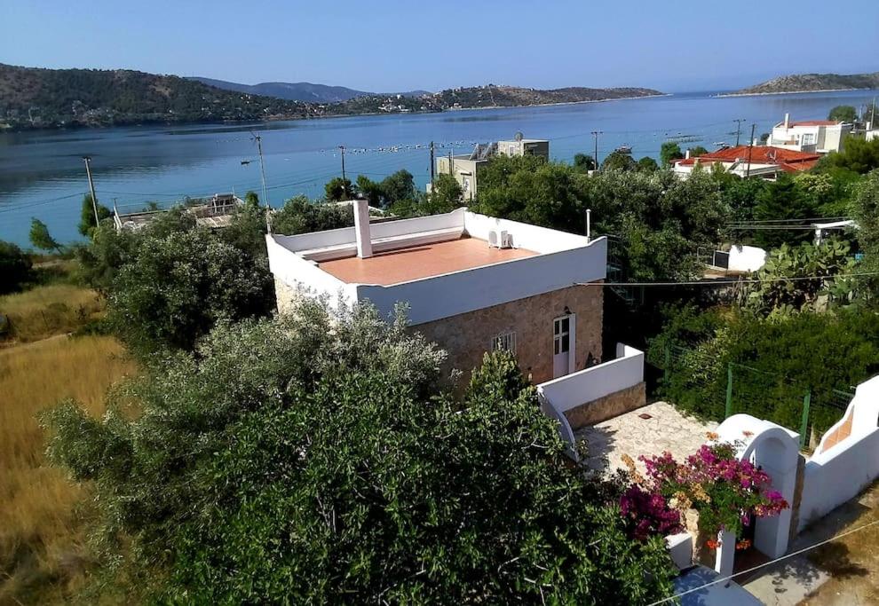 een huis met uitzicht op het water bij Traditional house with great view 90m from the sea in Salamis