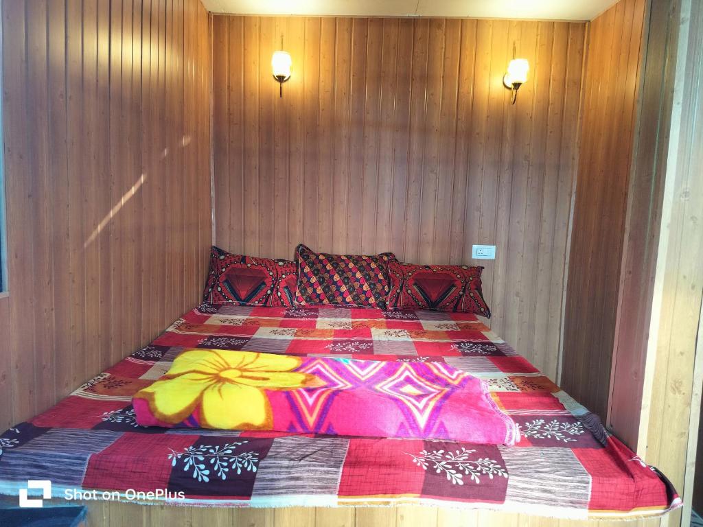 Кровать или кровати в номере Swastik guest house