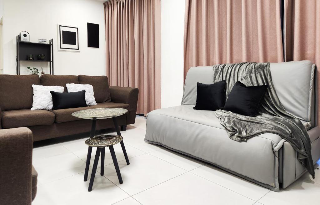 un salon avec un canapé et une table dans l'établissement Mono Suite I Kuching DeLofts I 9 Pax, à Kuching