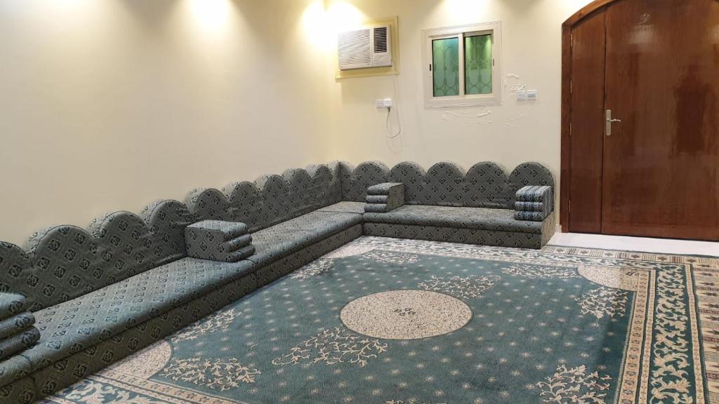 a waiting room with a couch and a door at شقق لافندر in Sūq ath Thalut