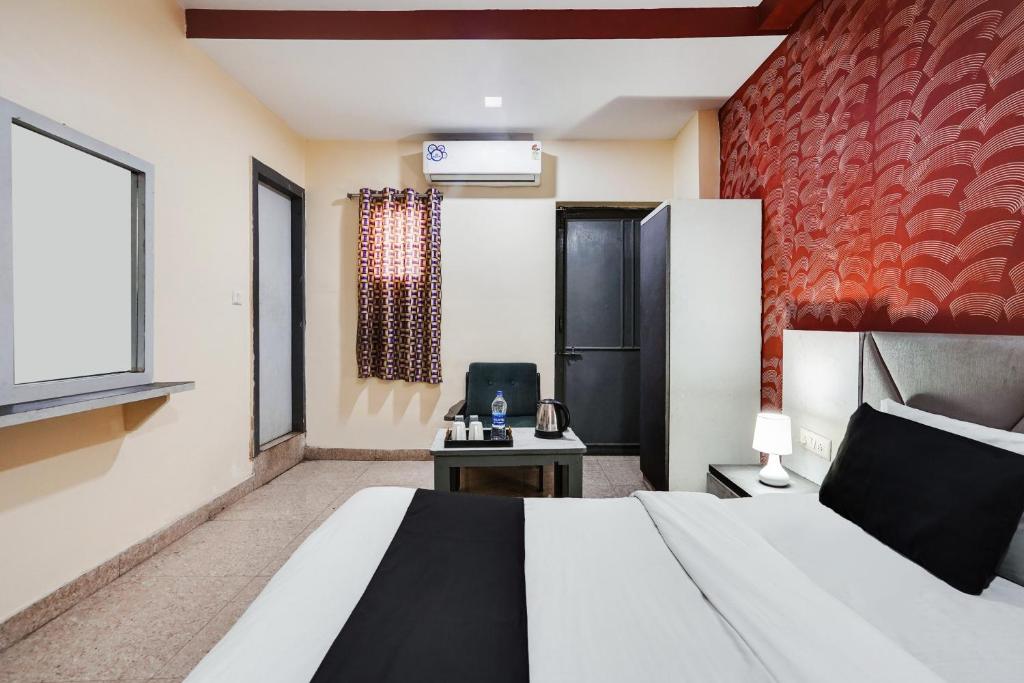 Postel nebo postele na pokoji v ubytování Hotel O Crystal