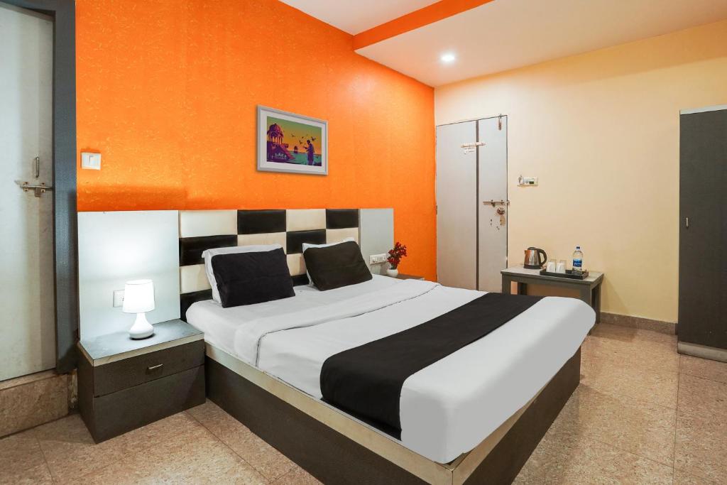 Postel nebo postele na pokoji v ubytování Hotel O Crystal