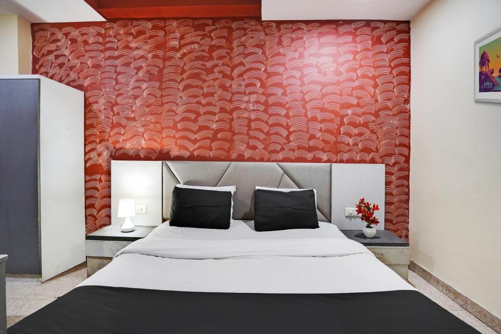 Postel nebo postele na pokoji v ubytování Hotel O Crystal