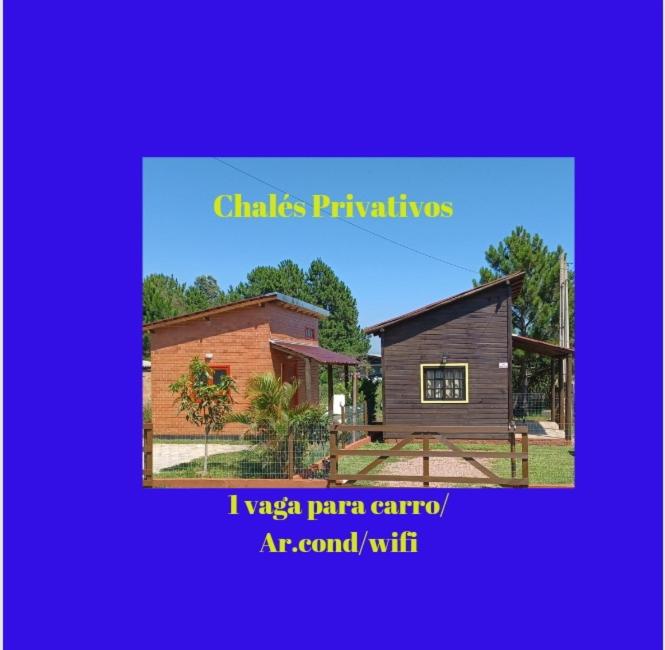 une photo d'une maison et d'un bâtiment dans l'établissement Chalé Tribos Livres, à Torres