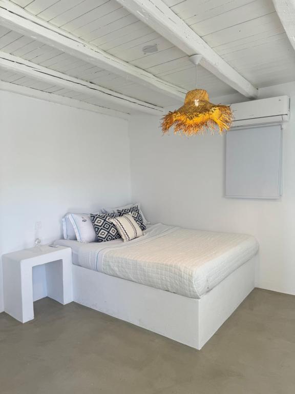 a white bedroom with a bed in a white room at Cielo Azul Mykonos in Mýkonos City