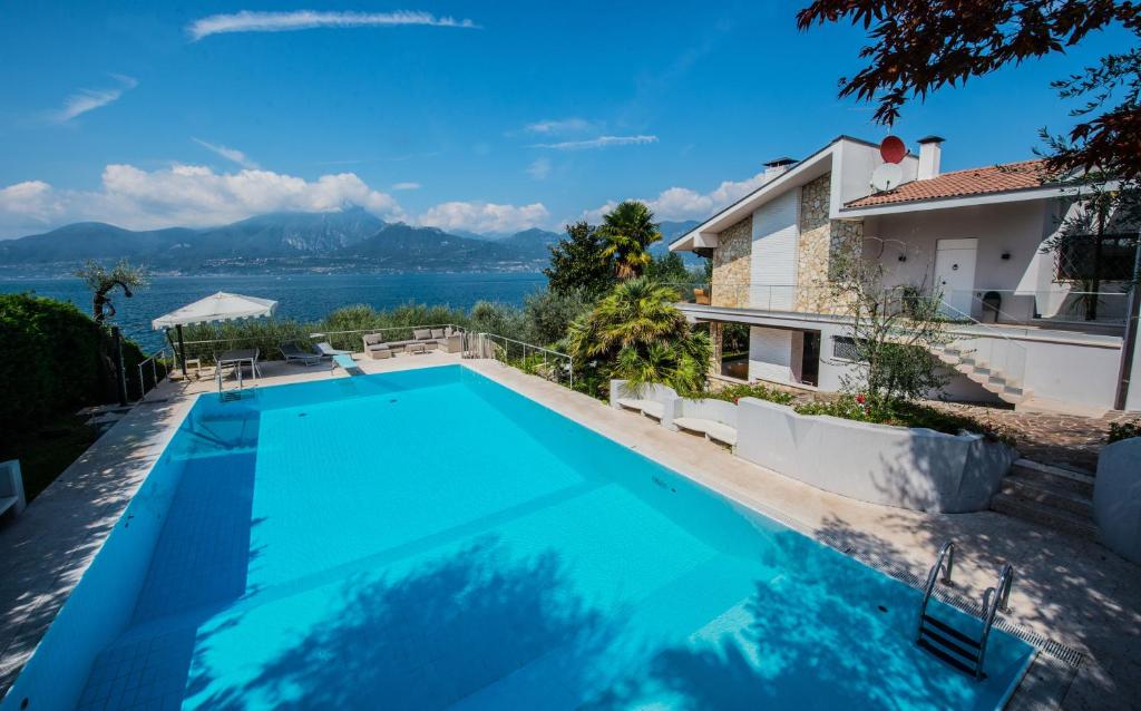 - une piscine dans une villa avec vue dans l'établissement Beautiful villa with stunning lake view, à Torri del Benaco