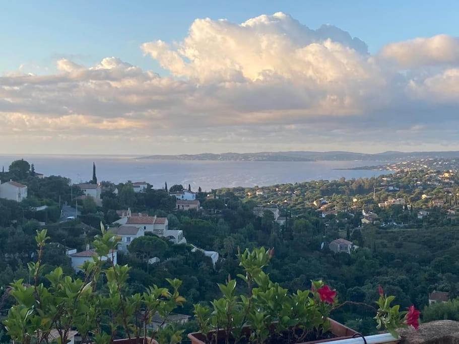 une vue d'une ville et d'un plan d'eau dans l'établissement Chez Skadi amazing sea view, à Roquebrune-sur Argens