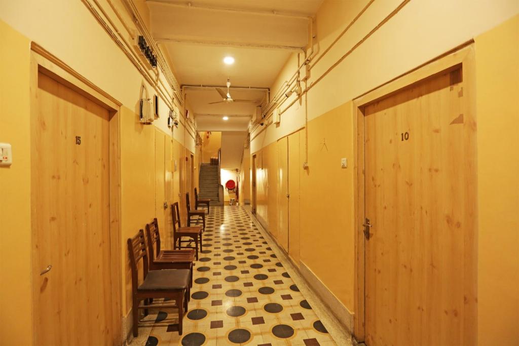 加爾各答的住宿－Hotel Homely Raj Near Kalighat Kali Temple，走廊走廊上的一排椅子