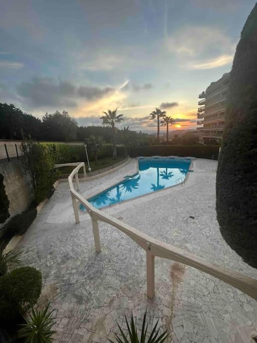 une piscine entourée d'un rail en bois dans l'établissement Mont Joly YourHostHelper, au Cannet