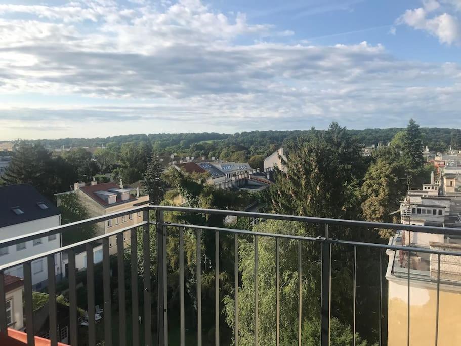 een balkon met uitzicht op de stad bij Großzügiges Loft mit Klimaanlage und Dachterrasse in Wenen