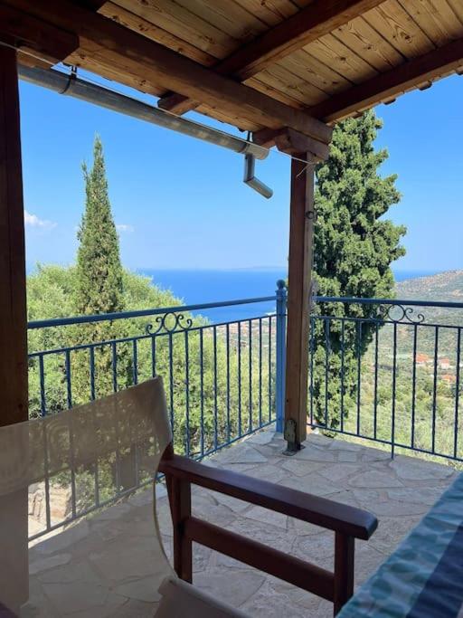 a bench on a balcony with a view of the ocean at Maison de vacances pour 6 personnes in Tyros
