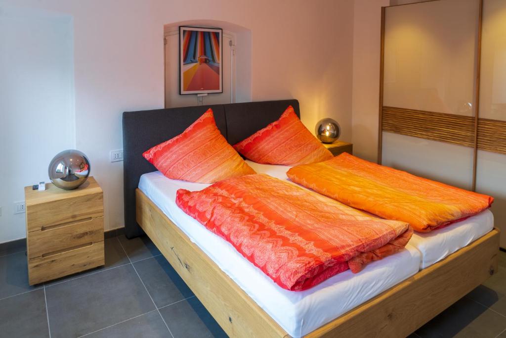 2 Kissen auf einem Bett in einem Zimmer in der Unterkunft Casa Calma in Pino Lago Maggiore