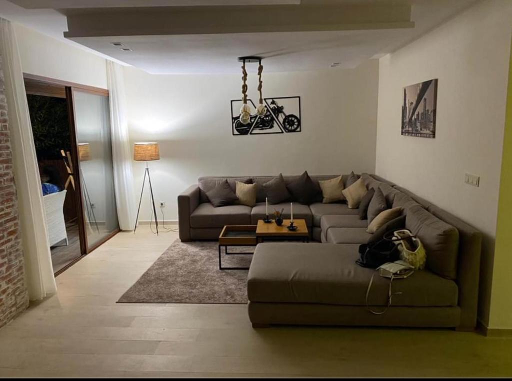 sala de estar con sofá y mesa en Villa Bahia en Casablanca