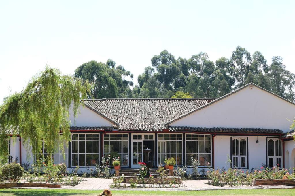 a building with a lot of windows at Casa Histórica en Boyacá in Sogamoso