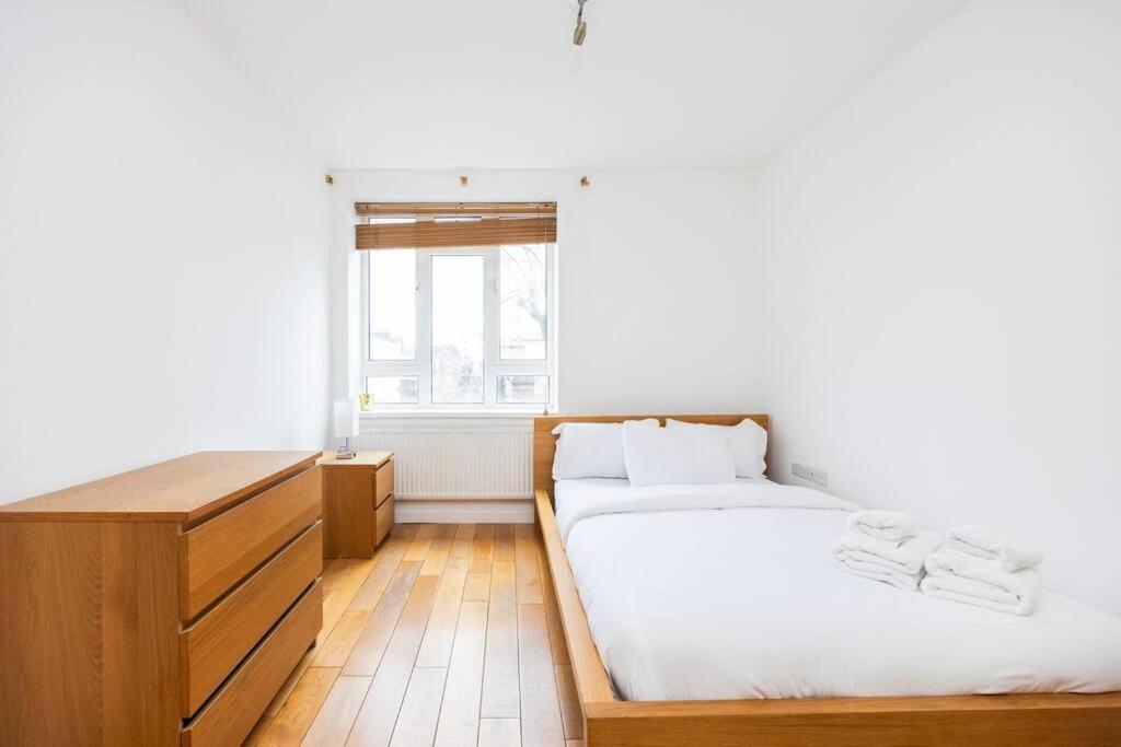 Comfortable 2 Bedroom in Marylebone tesisinde bir odada yatak veya yataklar