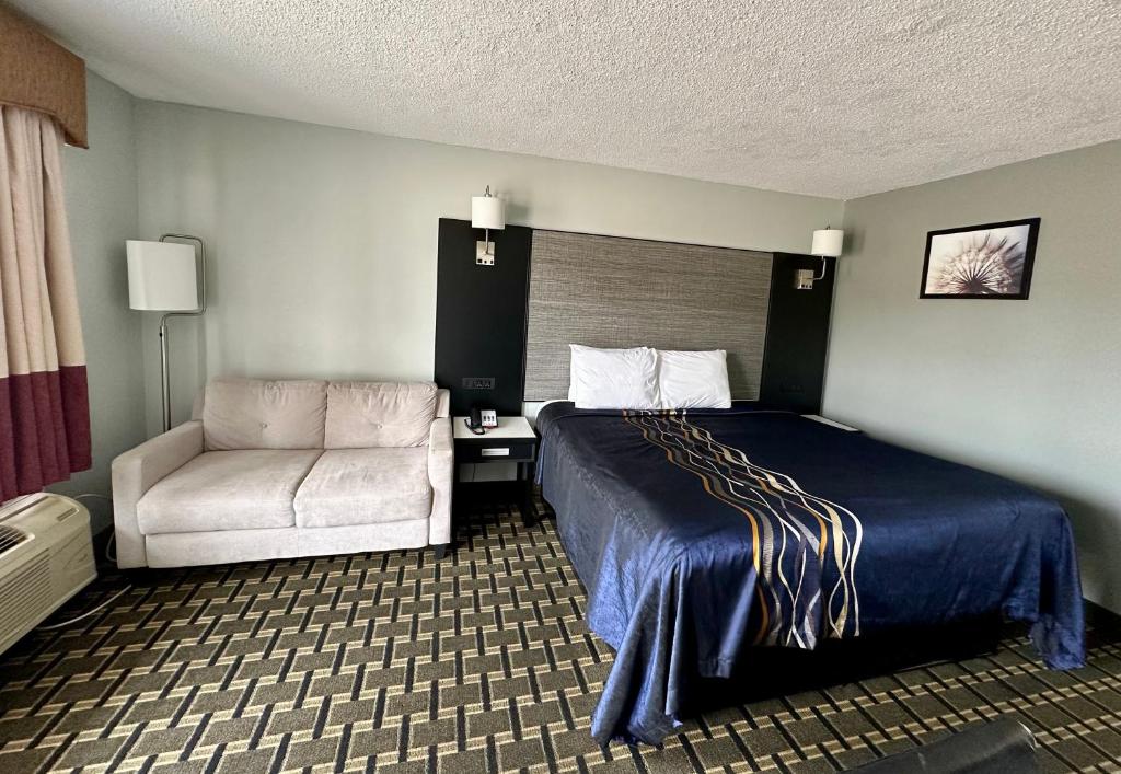En eller flere senge i et værelse på Red Carpet Inn - Natchez