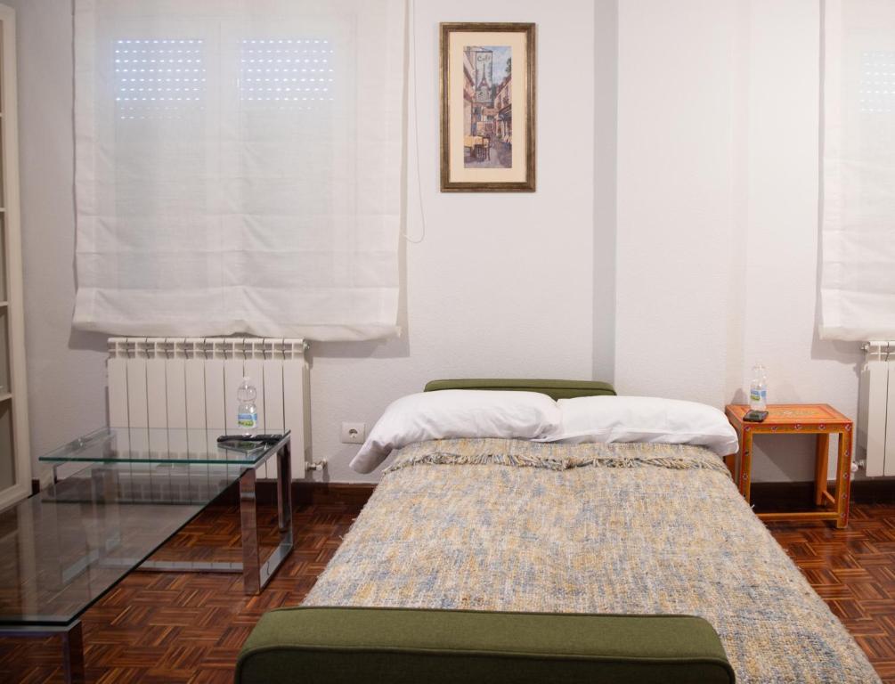 A bed or beds in a room at Alojamiento Turistico Zamora 58