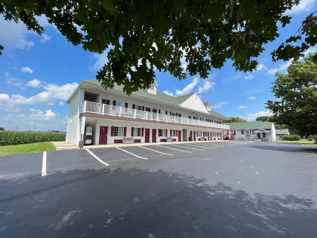 un gran edificio blanco con aparcamiento en Scottish Inns Ronks, en Ronks