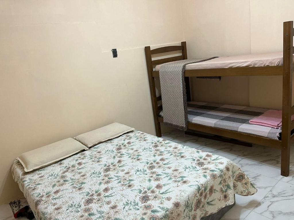 a small room with two bunk beds and a mattress at Carnaval de Salvador no coração da Sereia - Ondina in Salvador