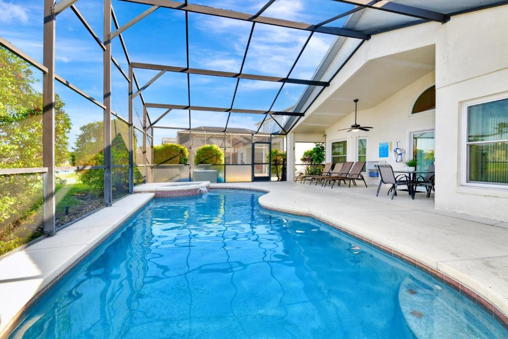 een binnenzwembad met een glazen plafond bij Lakeview Luxury Oasis in Kissimmee