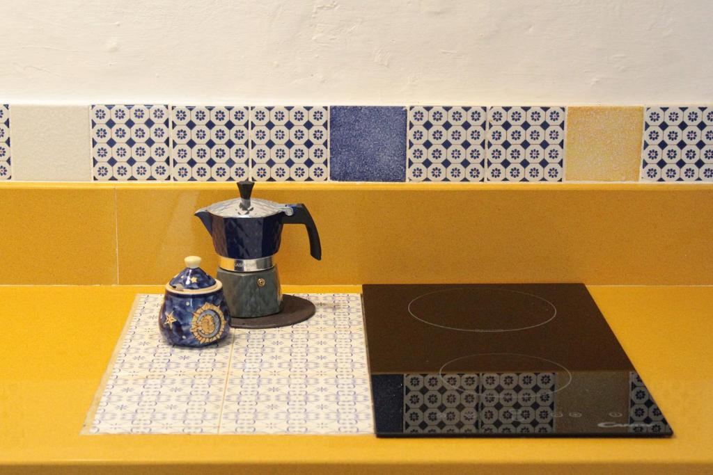 Coffee and tea making facilities at Home de mar