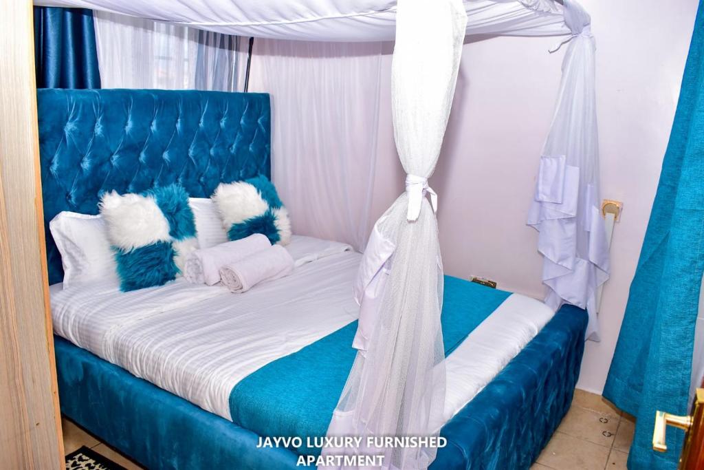 Una cama o camas en una habitación de Benjamin's apartments O720941680