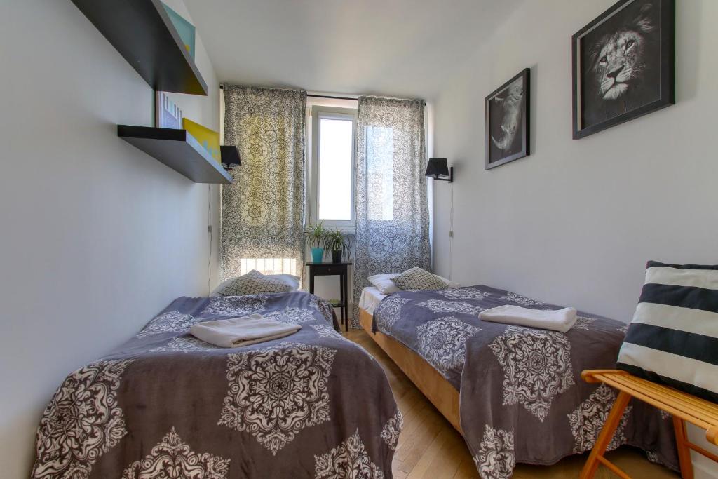 Posteľ alebo postele v izbe v ubytovaní UnitApartament Warszawa Centrum Room in Apartment by Metro Rondo ONZ Super wygodne noclegi zapraszamy
