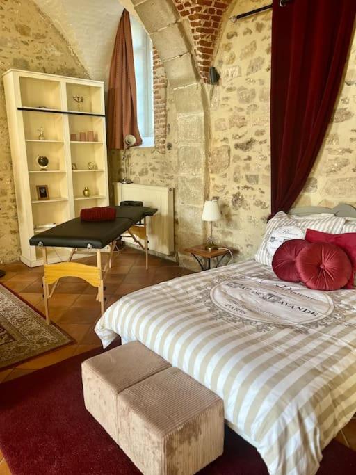 um quarto com uma cama grande e uma mesa em Cozy flat in castle near Fontainebleau - 10 min em Fleury-en-Bière
