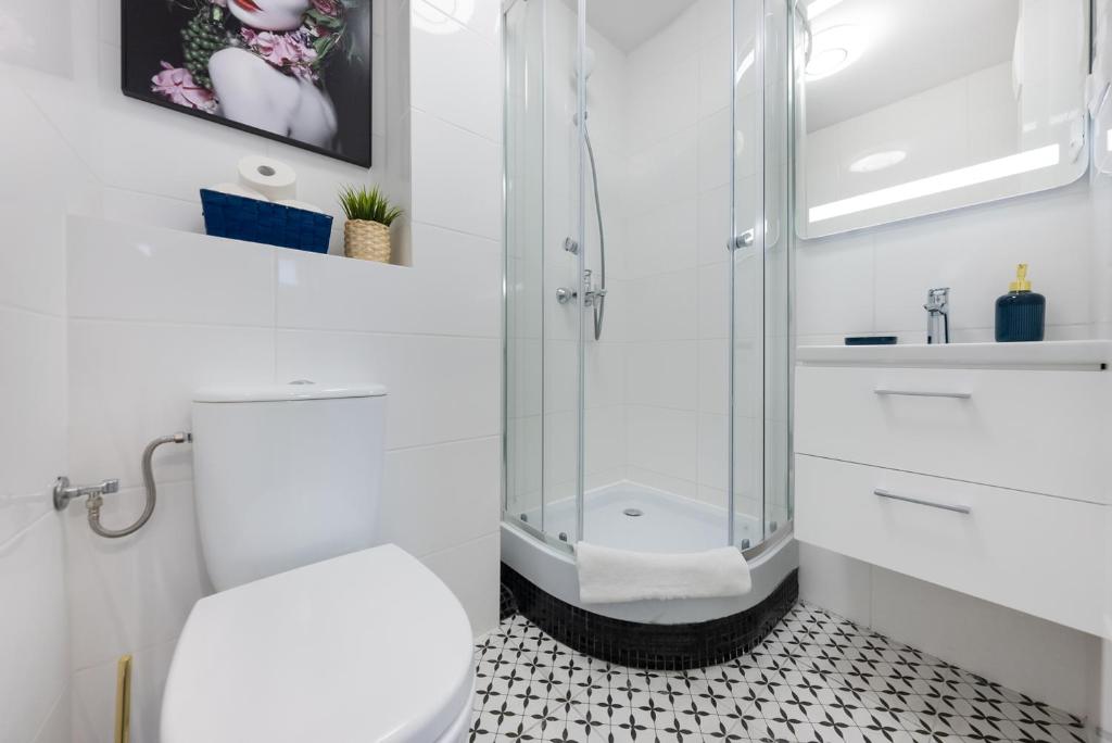 Kúpeľňa v ubytovaní UnitApartament Warszawa Centrum Room in Apartment by Metro Rondo ONZ Super wygodne noclegi zapraszamy