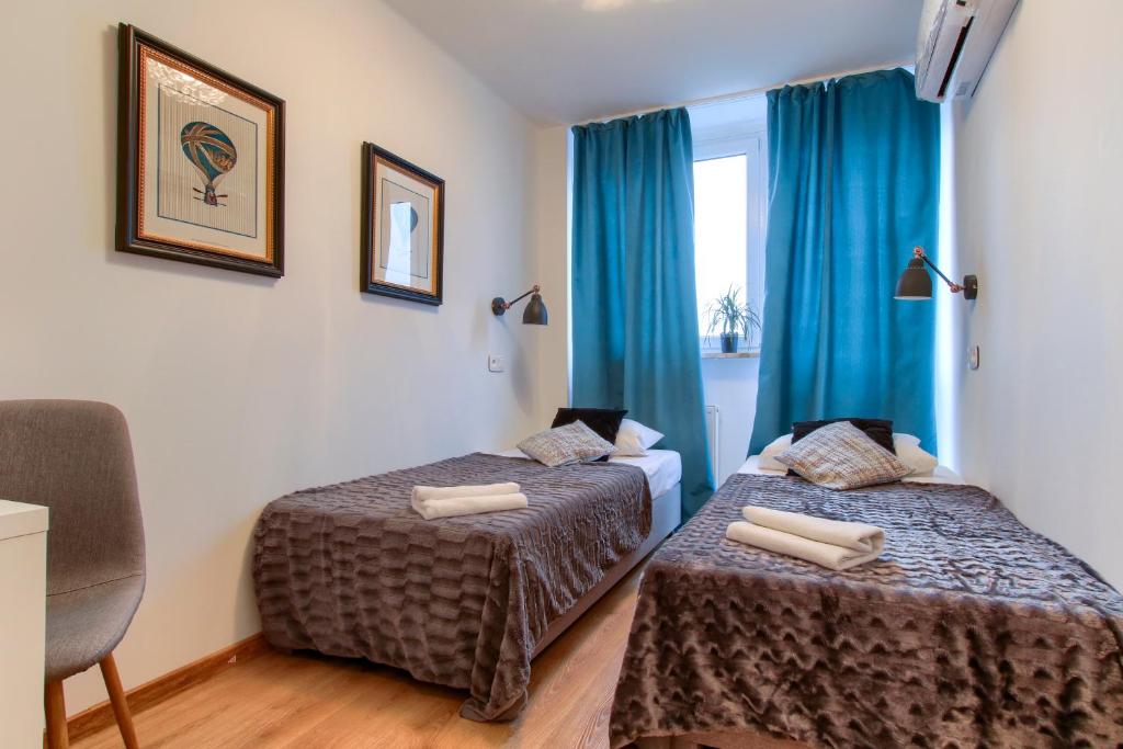 Posteľ alebo postele v izbe v ubytovaní UnitApartament Warszawa Centrum Room in Apartment by Metro Rondo ONZ Super wygodne noclegi zapraszamy