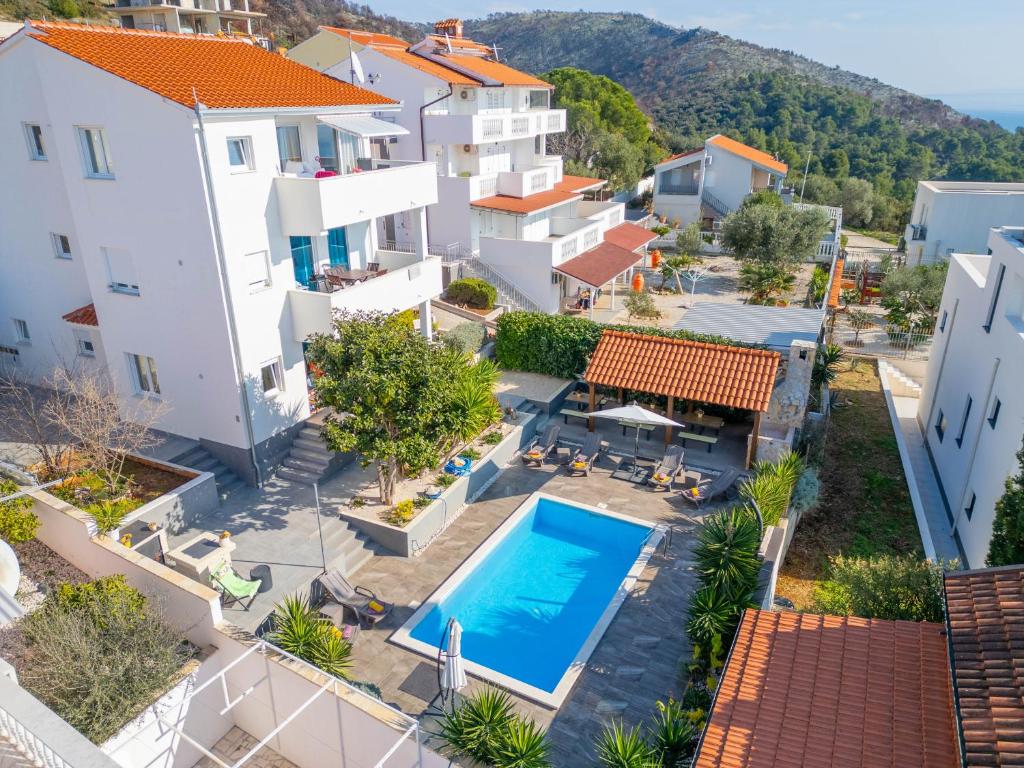 Bazén v ubytování Apartments Sunshine with pool nebo v jeho okolí