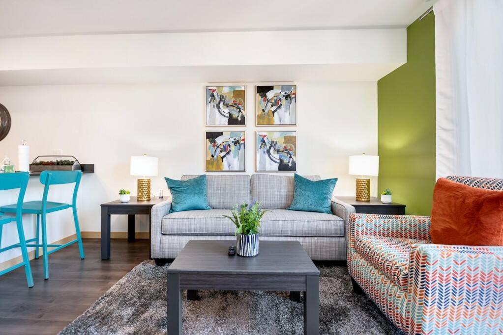 Garage Parking & Easy Access to Urban Living_1
