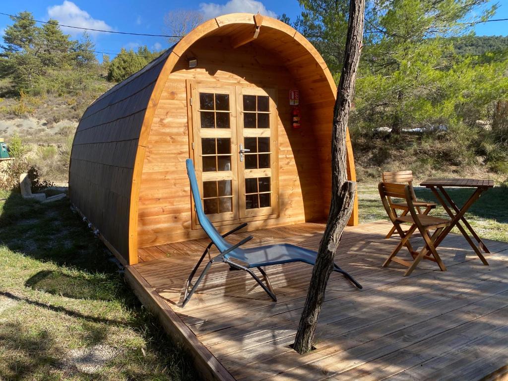 une tente en forme de dôme avec une chaise et une table sur une terrasse dans l'établissement Camping Les Hauts de Rosans, à Rosans