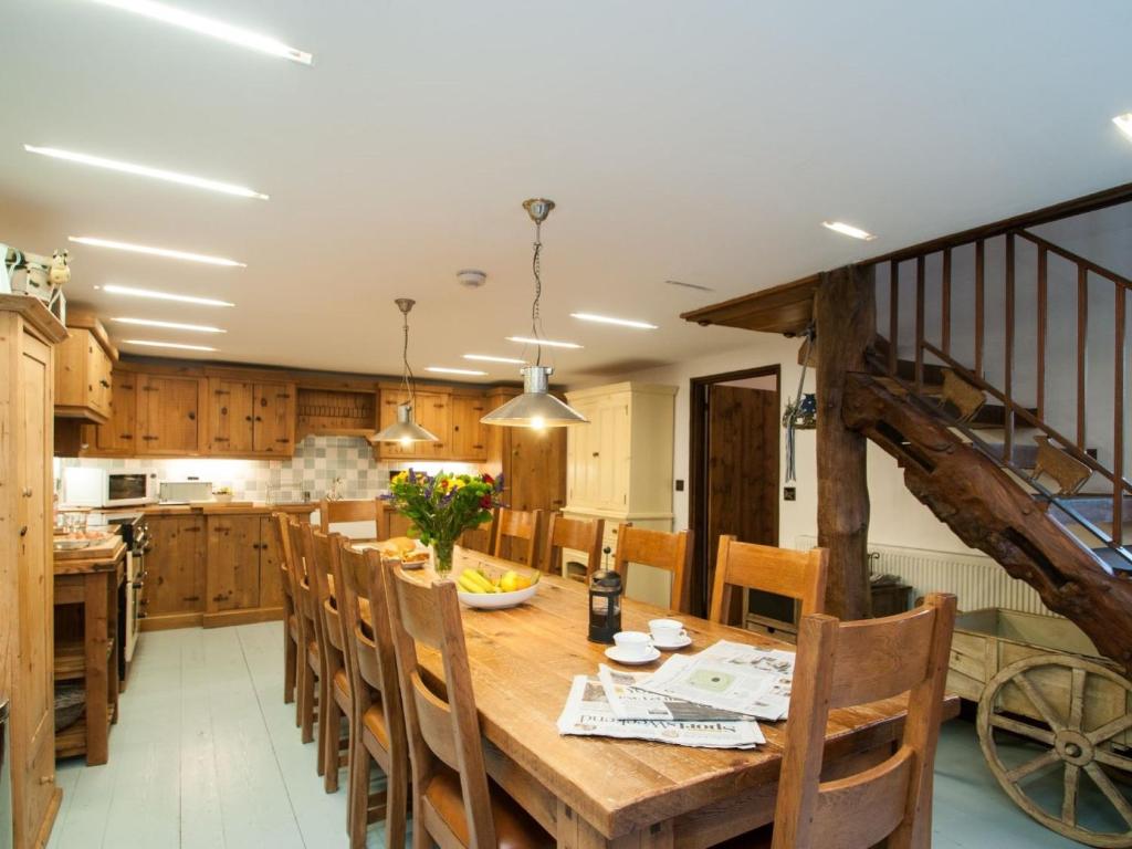 a kitchen and dining room with a wooden table and chairs at 3 Bed in York 37257 in Fangfoss