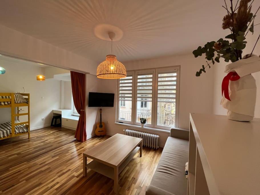 una sala de estar con un sofá y una mesa en Family friendly downtown apart, en Sofía