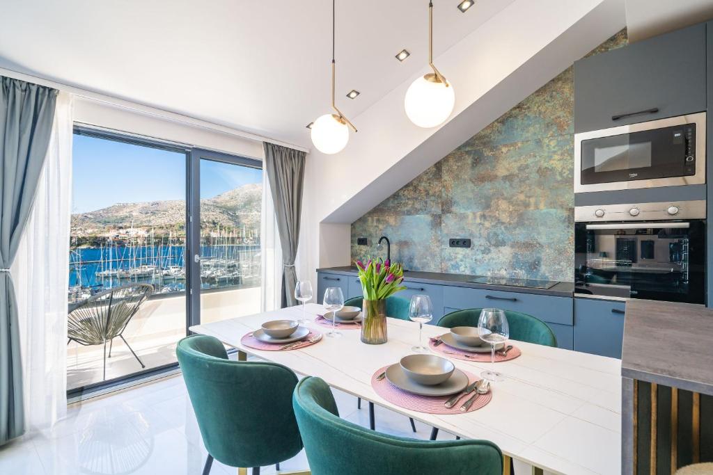 Η κουζίνα ή μικρή κουζίνα στο Top Floor Apartment in Slano